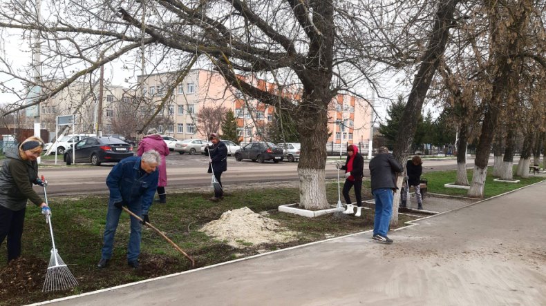 Сотрудники Центральной библиотеки имени И. И. Фешина и Детской библиотеки провели субботник по благоустройству прилегающей территории.