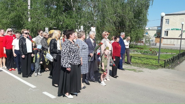 Возложение цветов к памятнику воинам, погибшим в годы Великой Отечественной войны